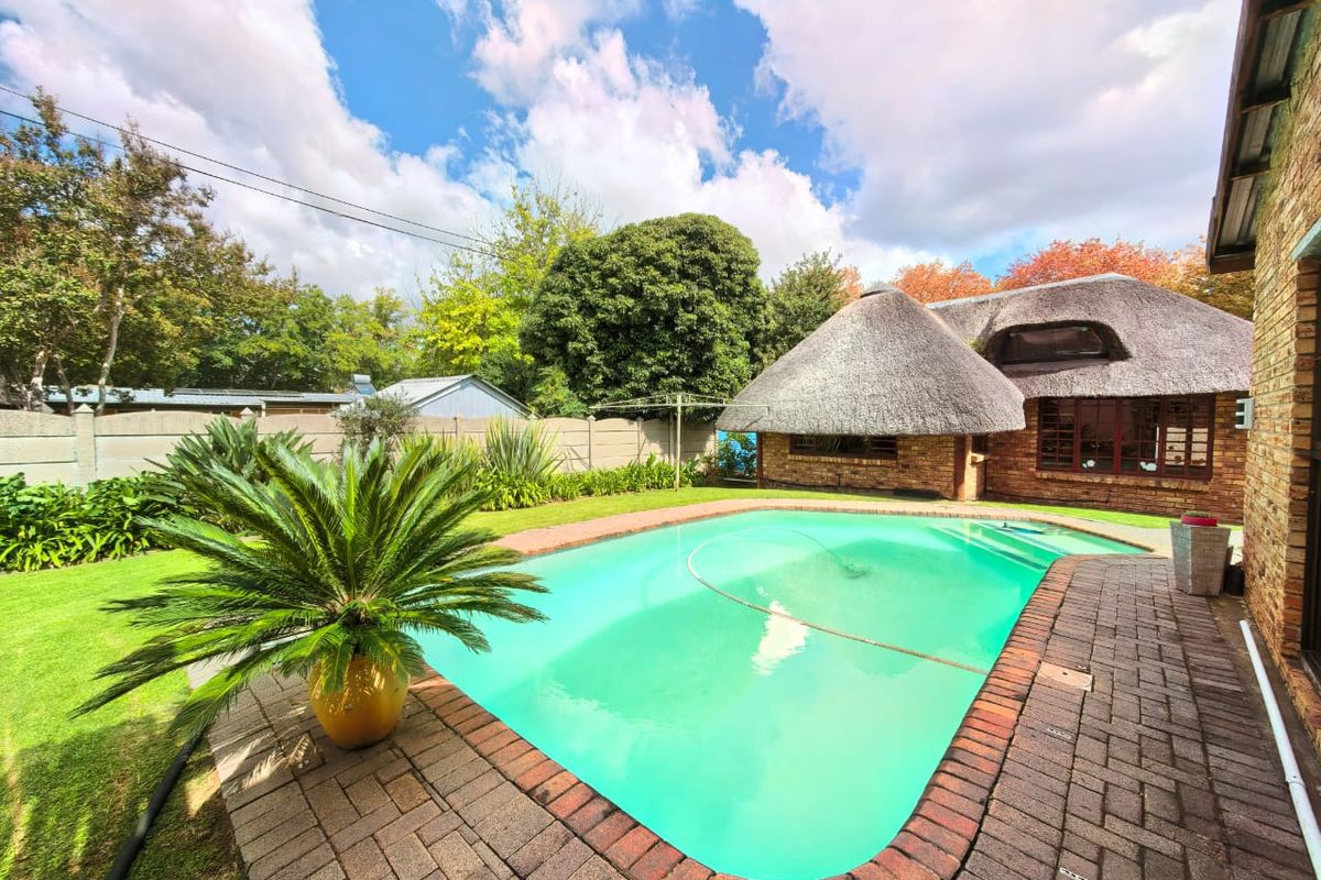 Beautiful family house for sale in Sasolburg in a prime area with everything you need - Photo 4