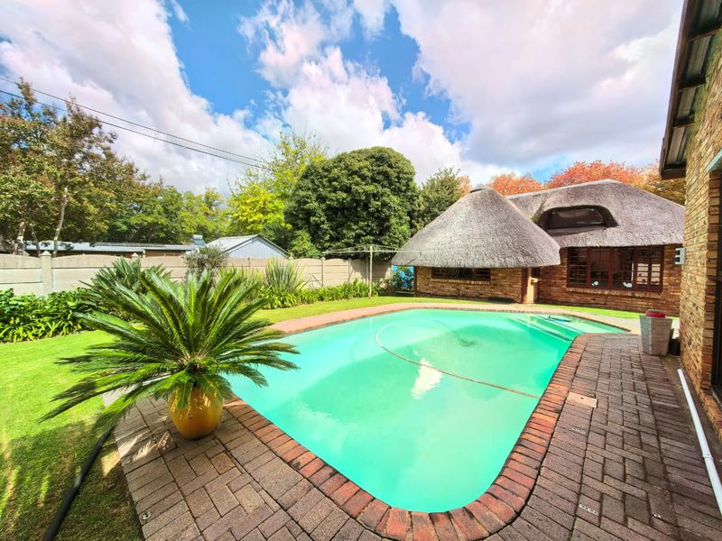 Beautiful family house for sale in Sasolburg in a prime area with everything you need - Photo 4