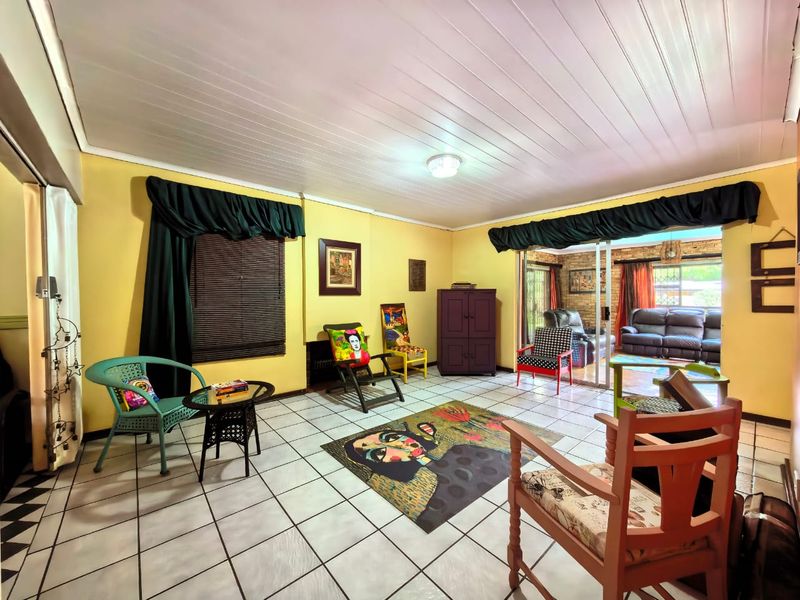 Beautiful family house for sale in Sasolburg in a prime area with everything you need - Photo 7