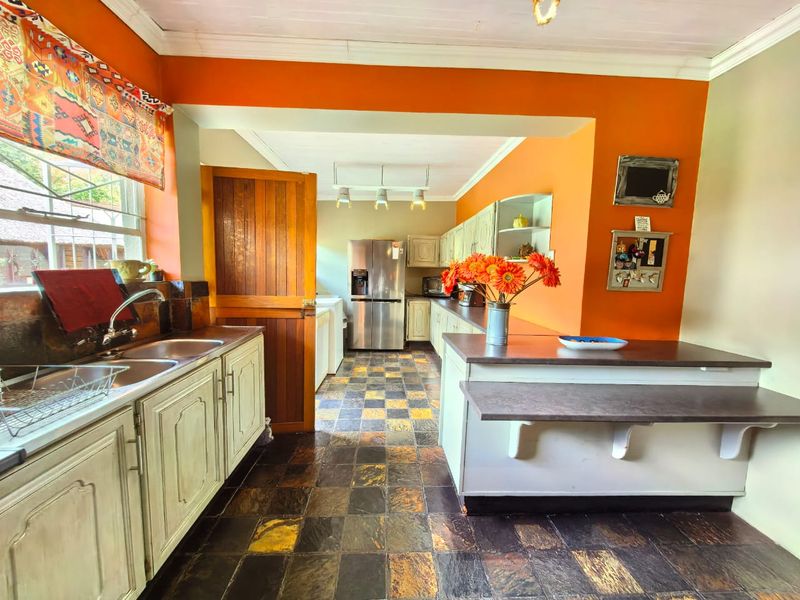 Beautiful family house for sale in Sasolburg in a prime area with everything you need - Photo 6