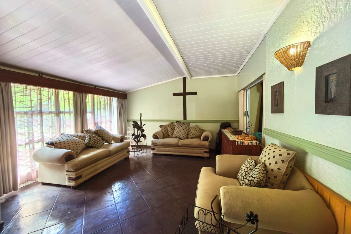 Beautiful family house for sale in Sasolburg in a prime area with everything you need - Photo 5