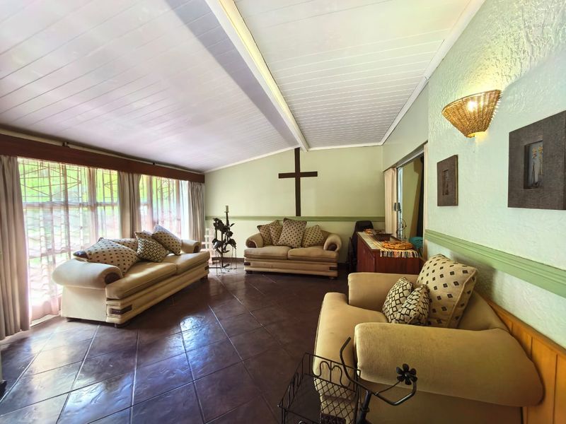 Beautiful family house for sale in Sasolburg in a prime area with everything you need - Photo 5