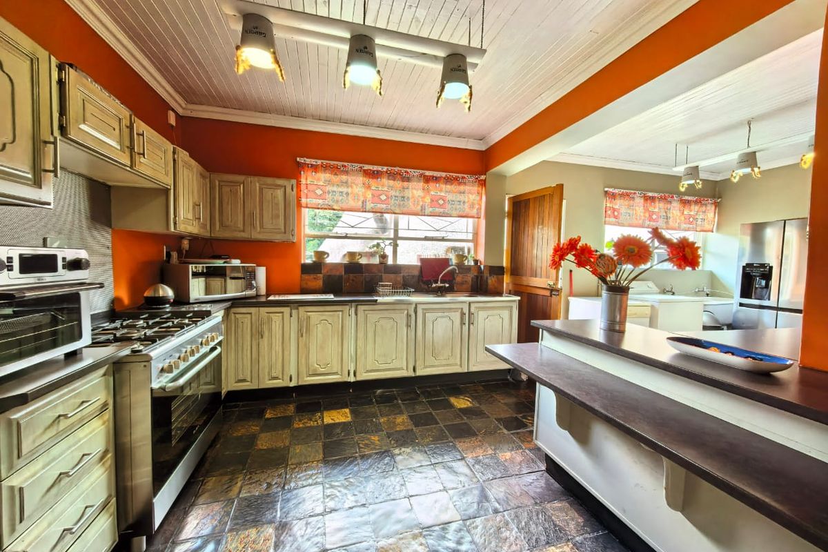 Beautiful family house for sale in Sasolburg in a prime area with everything you need - Photo 3