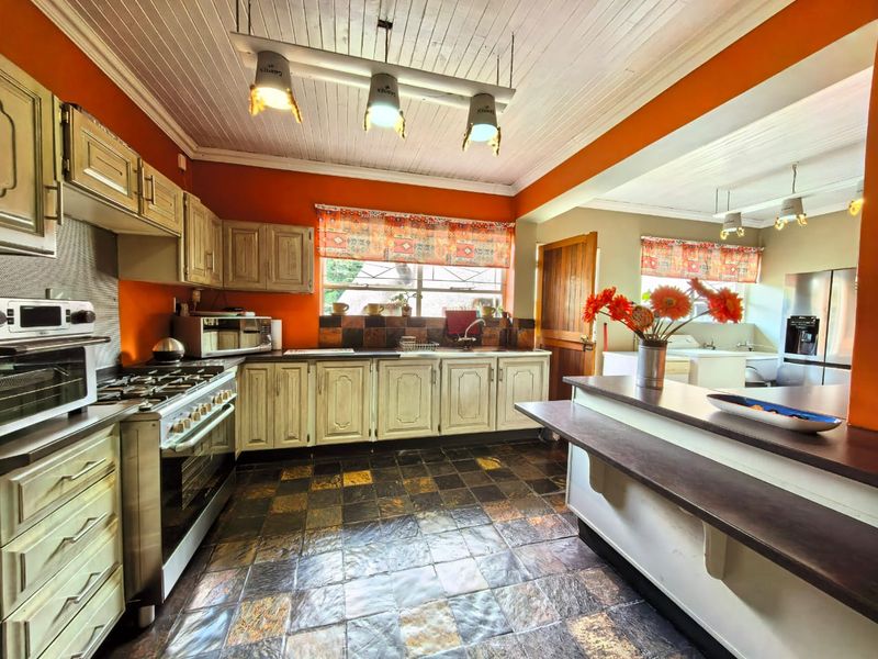 Beautiful family house for sale in Sasolburg in a prime area with everything you need - Photo 3