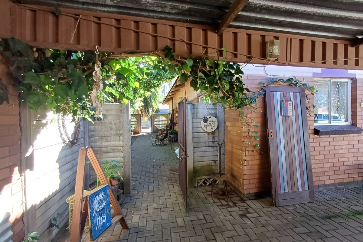 Beautiful Designed Home For Sale In CE 1 With A Magnificent Garden Space. - Photo 2