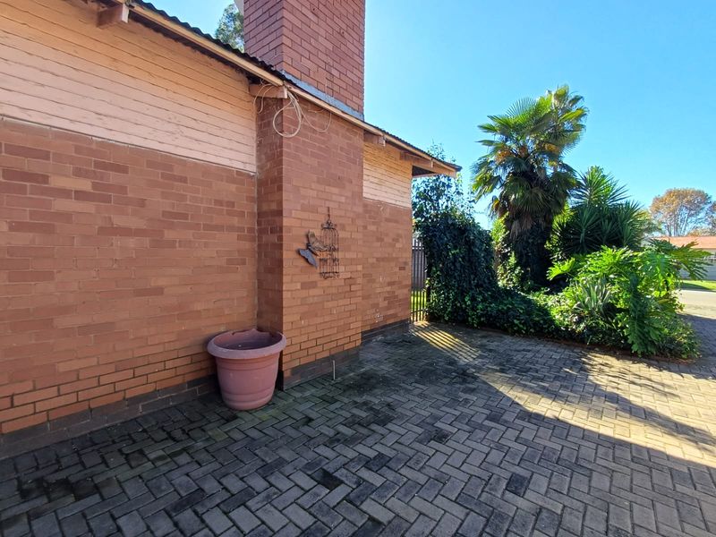 Beautiful Designed Home For Sale In CE 1 With A Magnificent Garden Space. - Photo 4