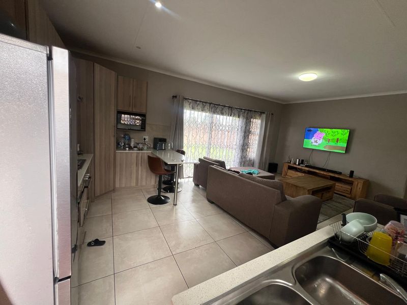 Great property close to schools - Photo 3