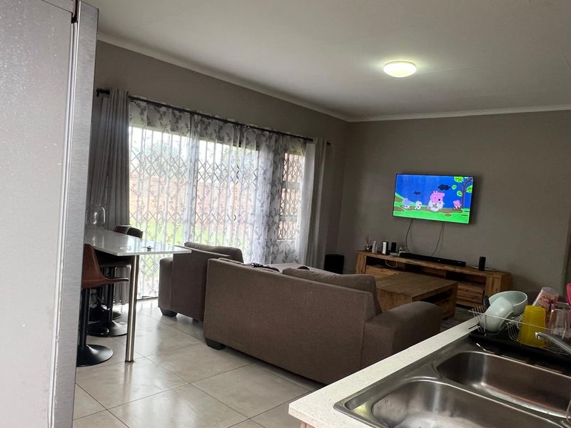Great property close to schools - Photo 4