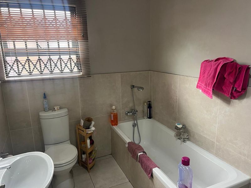 Great property close to schools - Photo 9