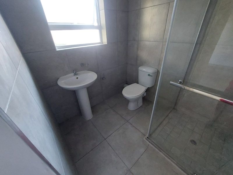 Prime 1- Bedroom Apartment - Modern Living near Top shopping hubs. - Photo 3