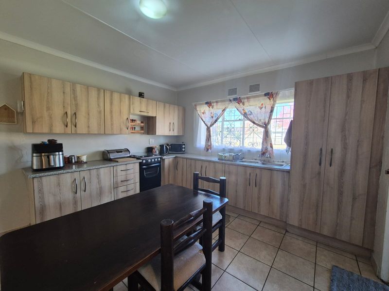 BONUS - Two Bedroom Flat with a Huge stand Property UP FOR SALE - Photo 1