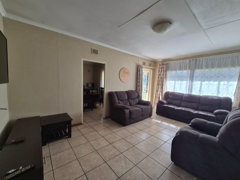 BONUS - Two Bedroom Flat with a Huge stand Property UP FOR SALE - Photo 10