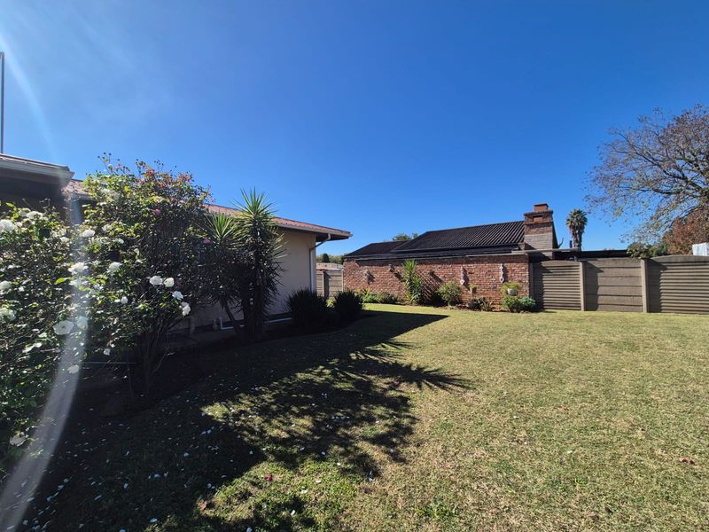 BONUS - Two Bedroom Flat with a Huge stand Property UP FOR SALE - Photo 9