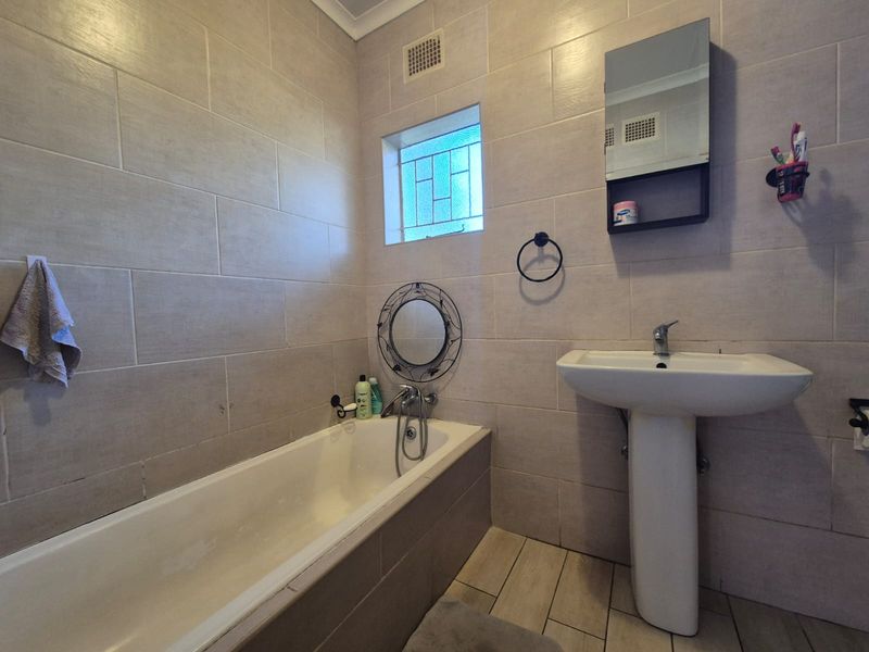 BONUS - Two Bedroom Flat with a Huge stand Property UP FOR SALE - Photo 8