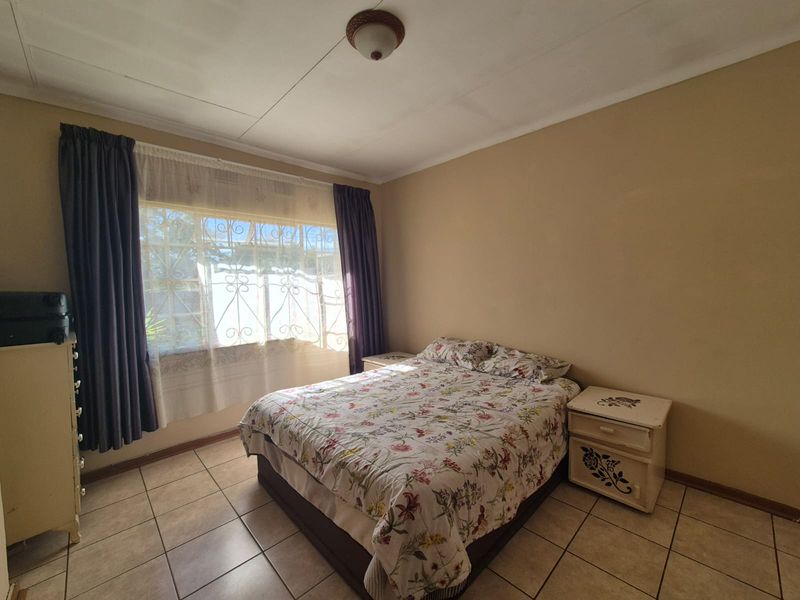 BONUS - Two Bedroom Flat with a Huge stand Property UP FOR SALE - Photo 6