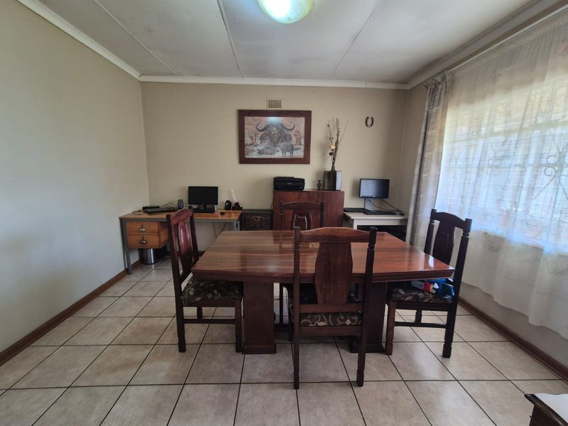 BONUS - Two Bedroom Flat with a Huge stand Property UP FOR SALE - Photo 2