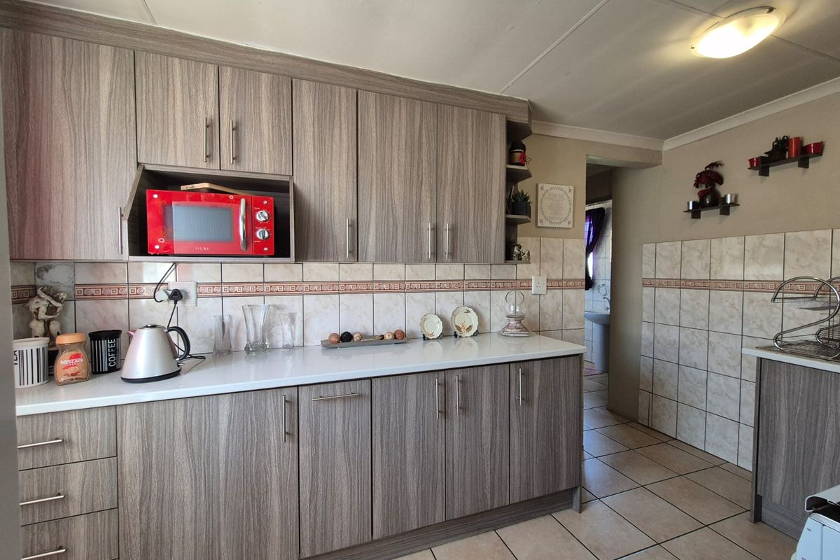 BONUS - Two Bedroom Flat with a Huge stand Property UP FOR SALE - Photo 3