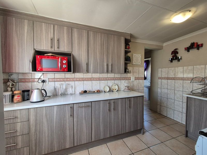BONUS - Two Bedroom Flat with a Huge stand Property UP FOR SALE - Photo 3