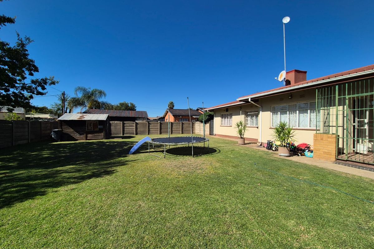 BONUS - Two Bedroom Flat with a Huge stand Property UP FOR SALE - Photo 4