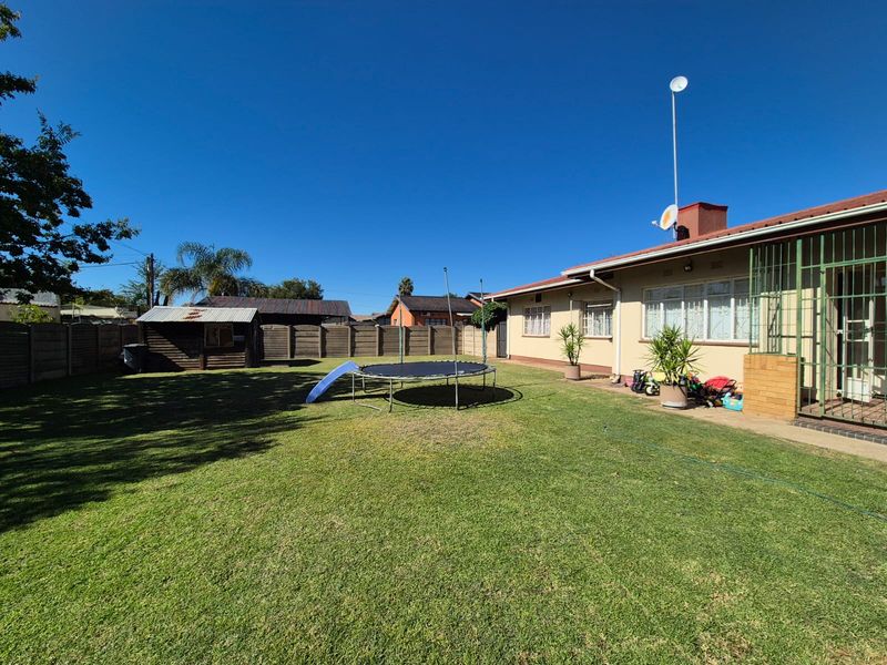 BONUS - Two Bedroom Flat with a Huge stand Property UP FOR SALE - Photo 4