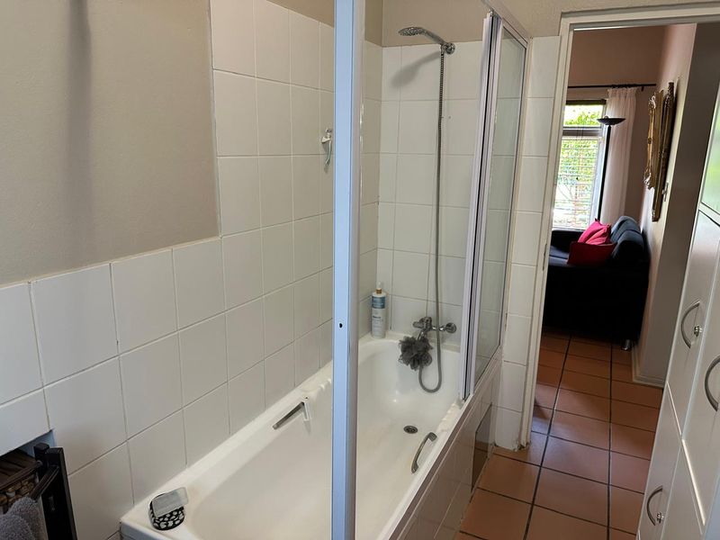 Secure and Quaint ground floor 2-Bed Apartment - Photo 8