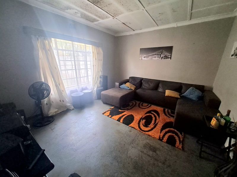 COZY FIXER UPPER IN LEEUHOF. - Photo 4
