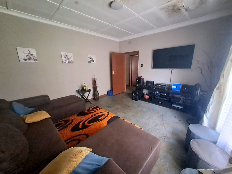 COZY FIXER UPPER IN LEEUHOF. - Photo 5
