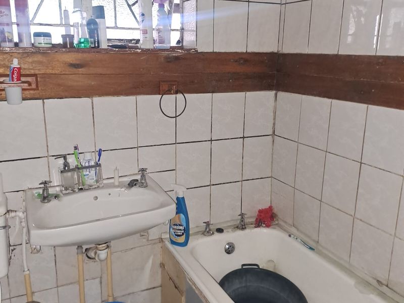 COZY FIXER UPPER IN LEEUHOF. - Photo 10