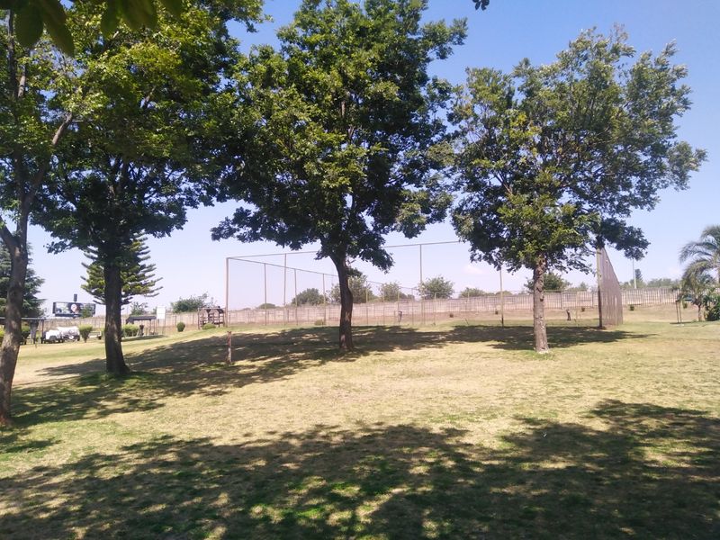 Perfect starter home or lock-up-and-go opportunity in the heart of Weltevreden Park - Photo 10