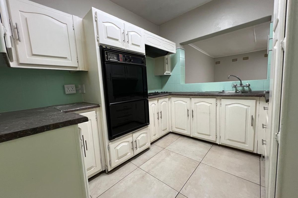 Renovated 3 Bedroom Duplex For Sale! - Photo 3