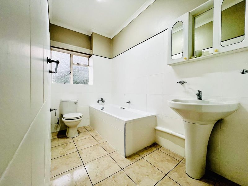 Renovated 3 Bedroom Duplex For Sale! - Photo 9
