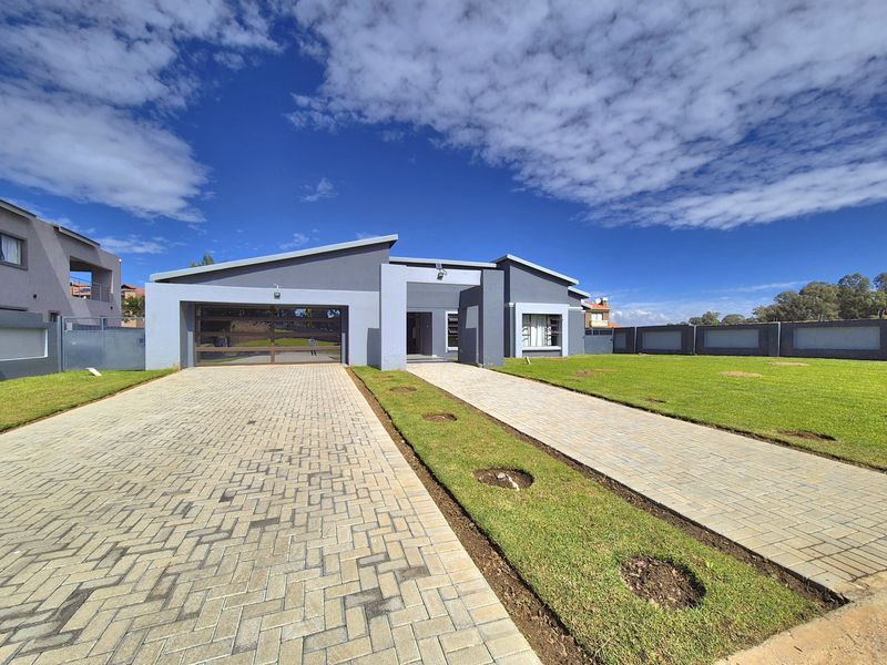 Neat Villa For Sale in Helderwyk Estate! - Photo 1