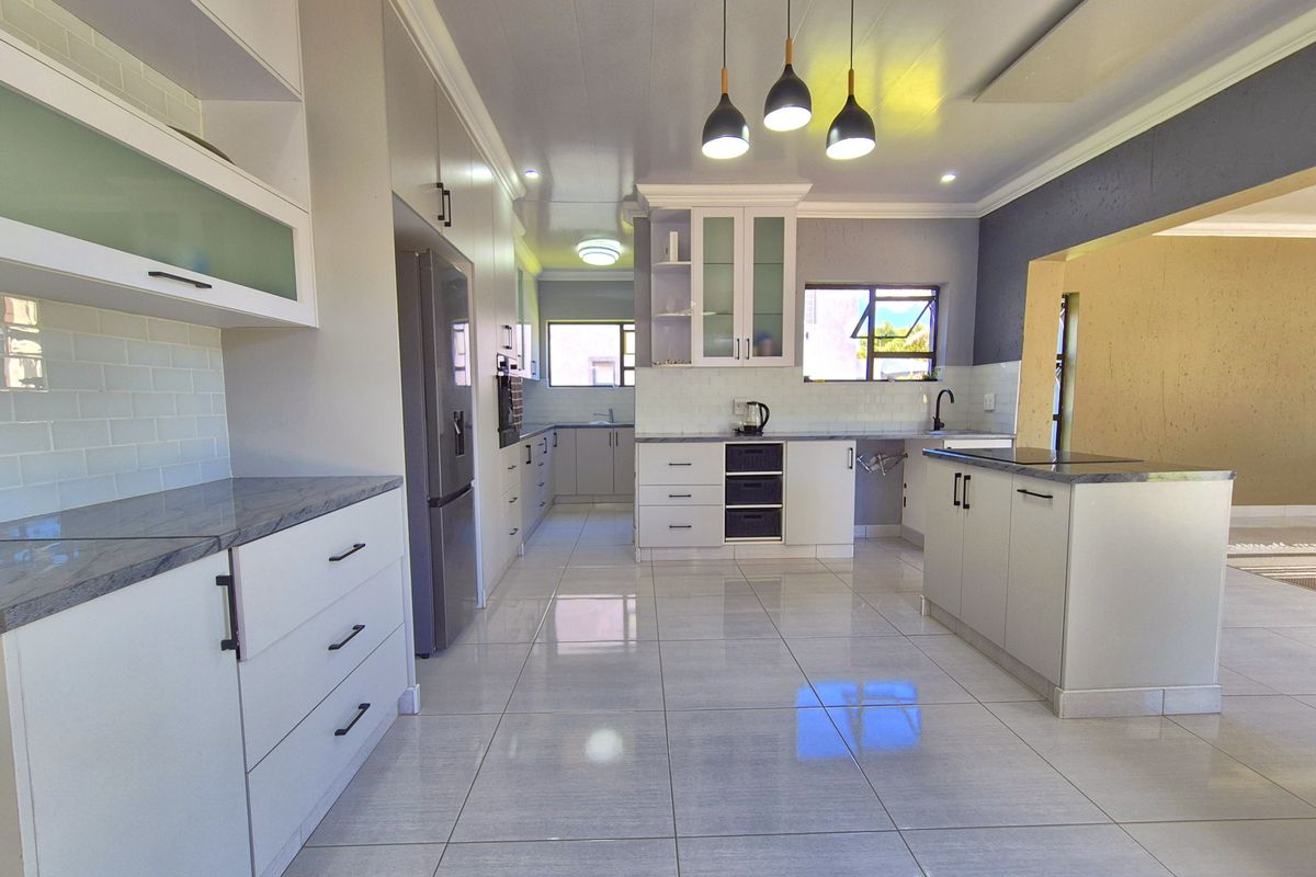 Neat Villa For Sale in Helderwyk Estate! - Photo 4