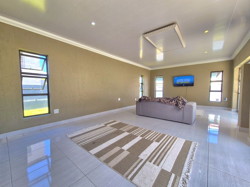 Neat Villa For Sale in Helderwyk Estate! - Photo 7