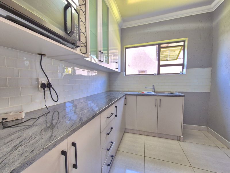 Neat Villa For Sale in Helderwyk Estate! - Photo 6