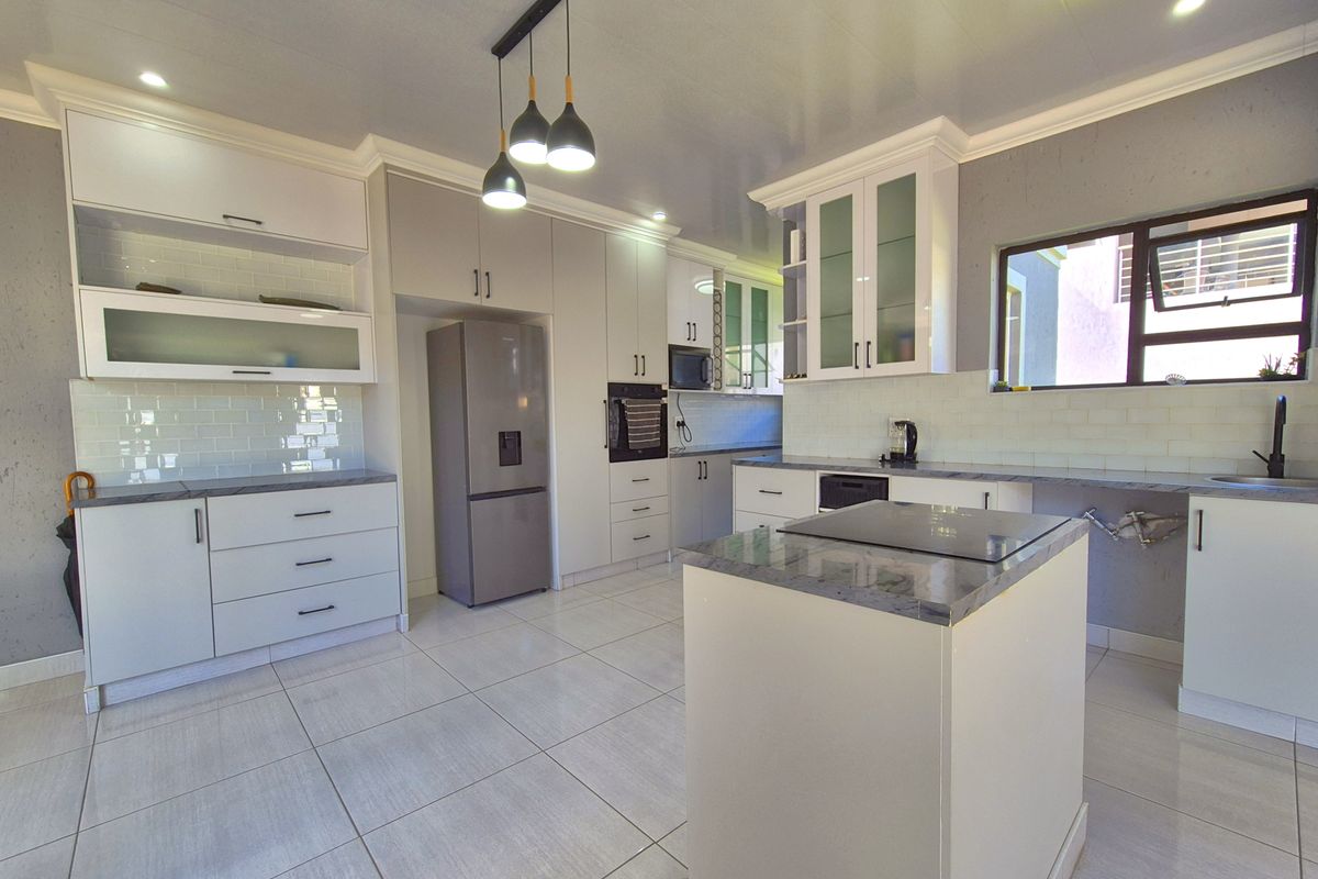 Neat Villa For Sale in Helderwyk Estate! - Photo 5