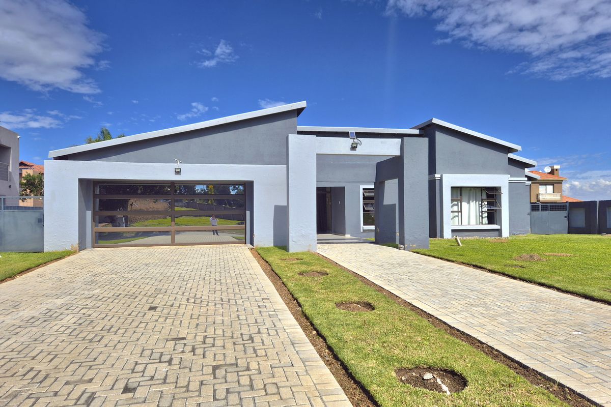 Neat Villa For Sale in Helderwyk Estate! - Photo 2