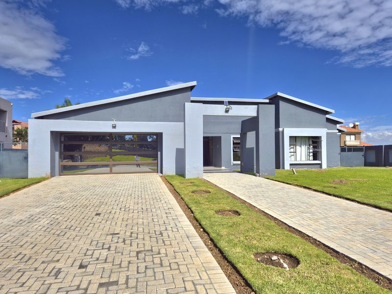 Neat Villa For Sale in Helderwyk Estate! - Photo 2