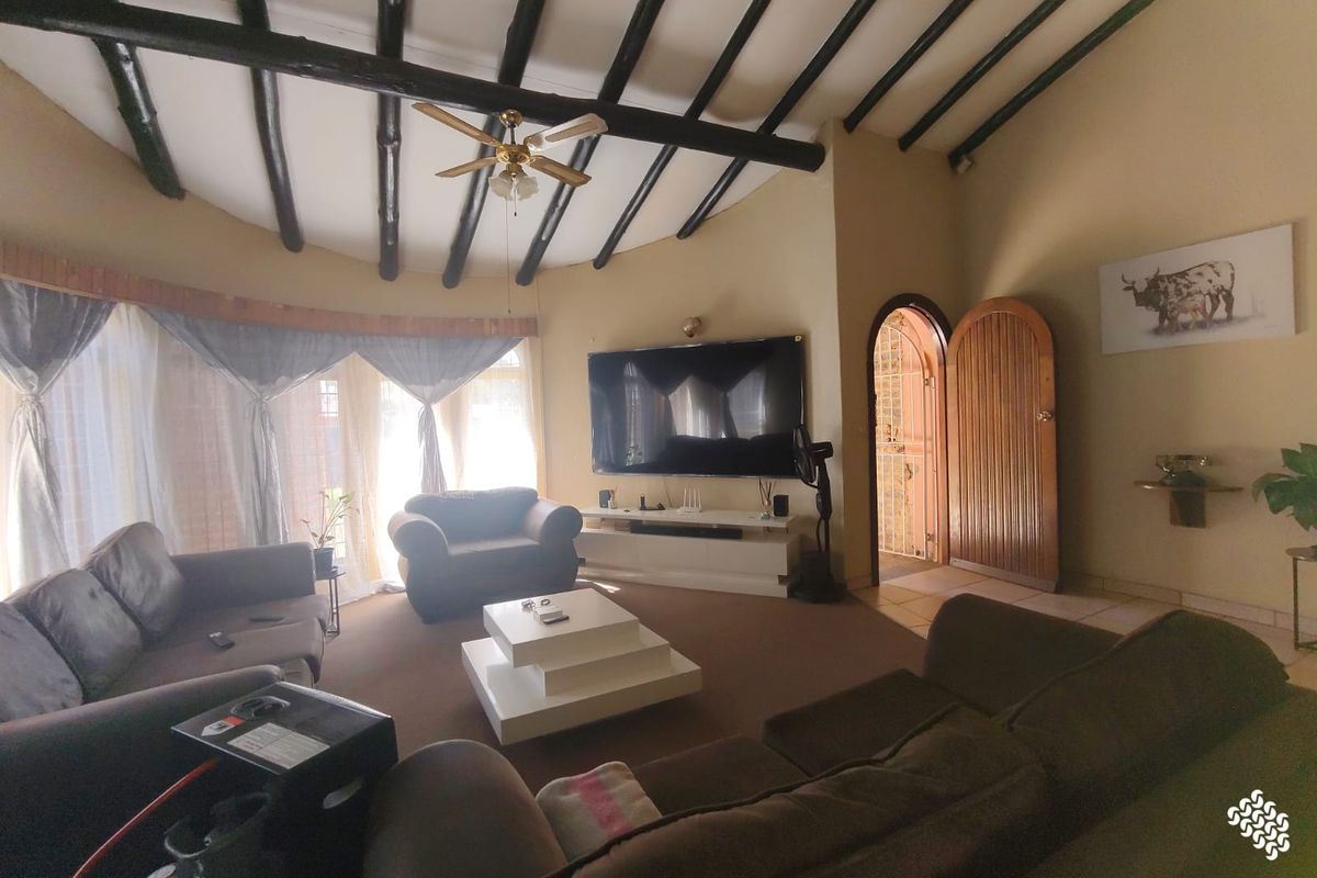 Beautiful Family Home – Comfort, Space & Entertainment - Photo 2