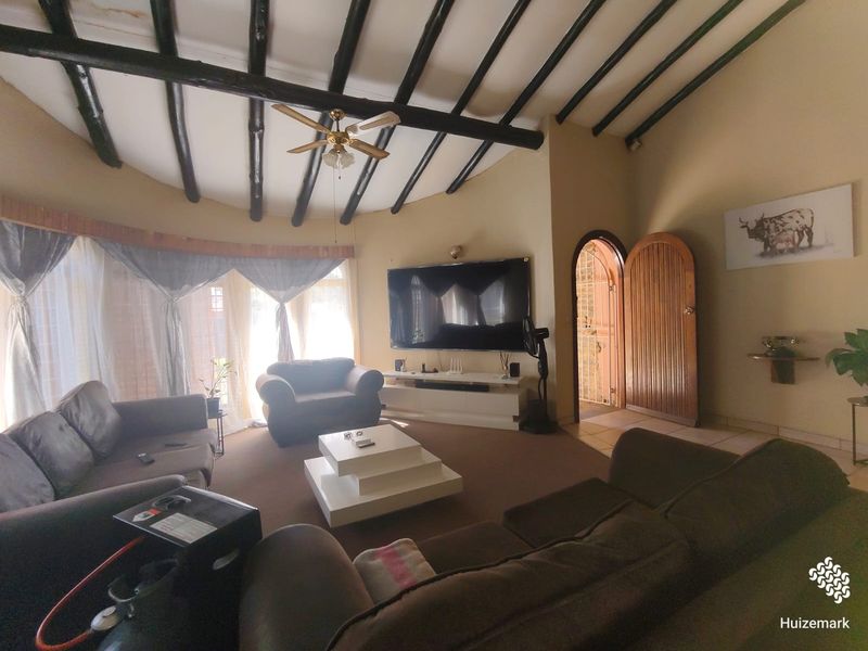 Beautiful Family Home – Comfort, Space & Entertainment - Photo 2