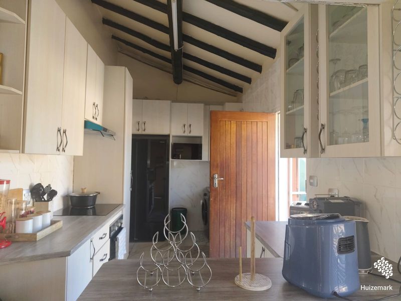 Beautiful Family Home – Comfort, Space & Entertainment - Photo 3