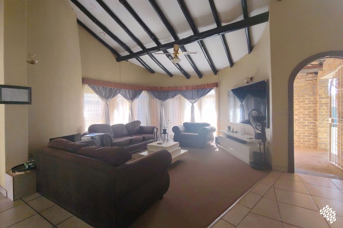 Beautiful Family Home – Comfort, Space & Entertainment - Photo 4