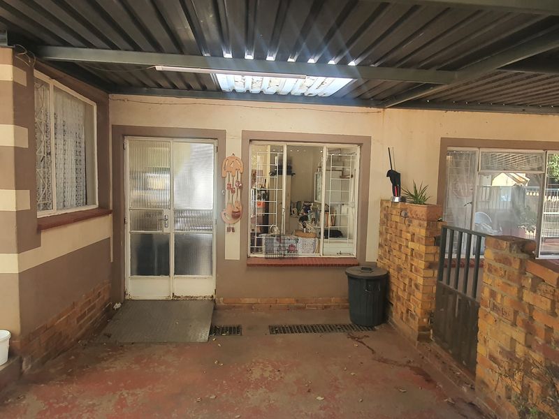 Main home with 2 flats and small commercial buildin - Photo 8