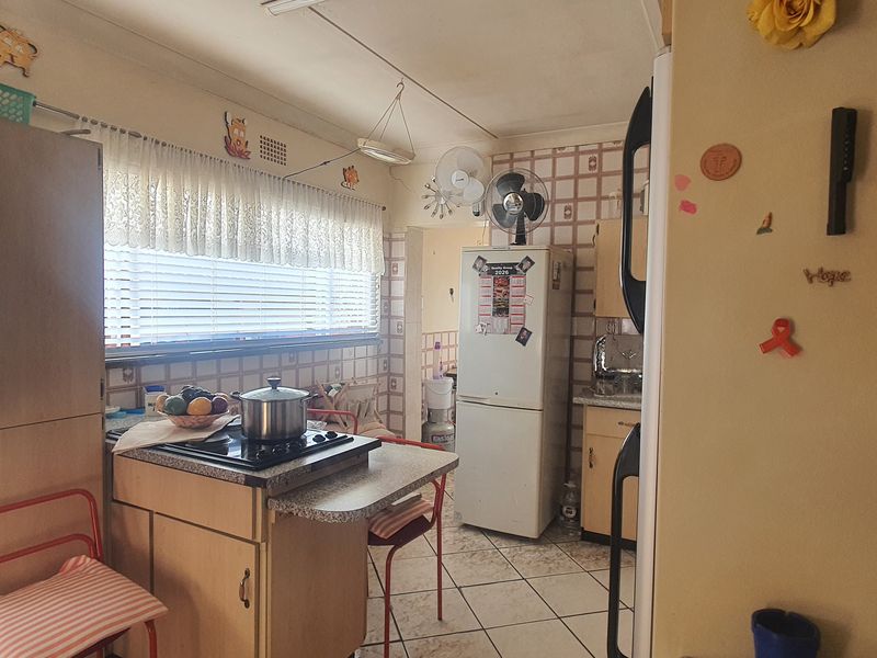 Main home with 2 flats and small commercial buildin - Photo 10