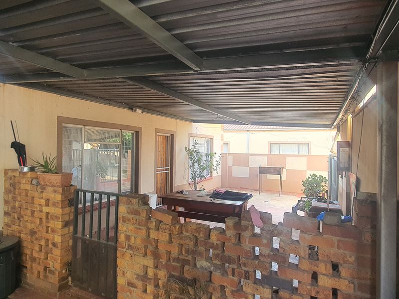 Main home with 2 flats and small commercial buildin - Photo 7