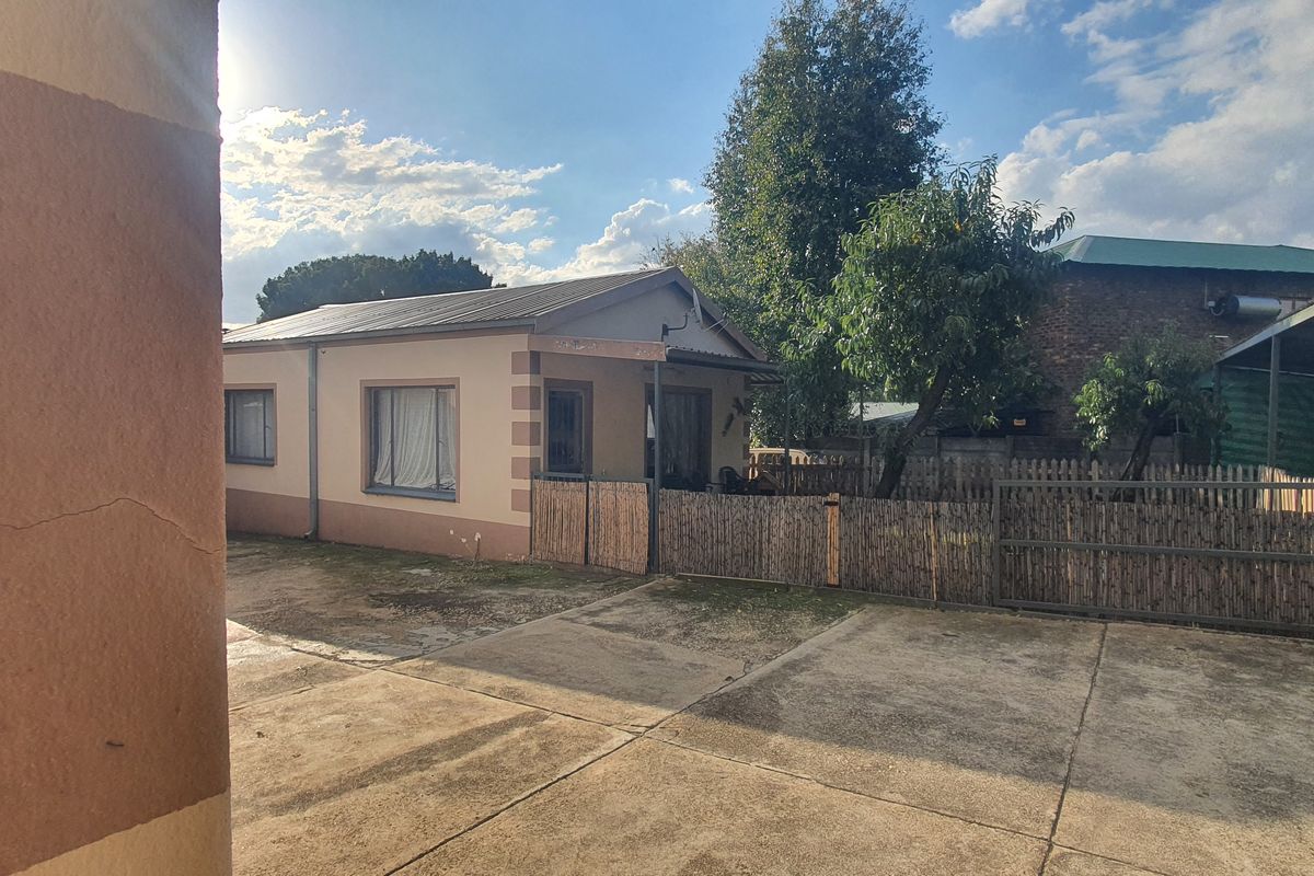 Main home with 2 flats and small commercial buildin - Photo 2