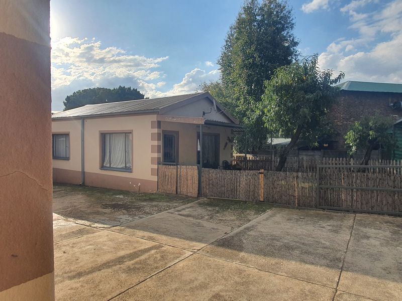 Main home with 2 flats and small commercial buildin - Photo 2