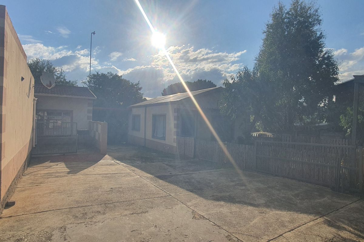 Main home with 2 flats and small commercial buildin - Photo 4
