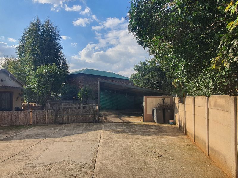 Main home with 2 flats and small commercial buildin - Photo 5