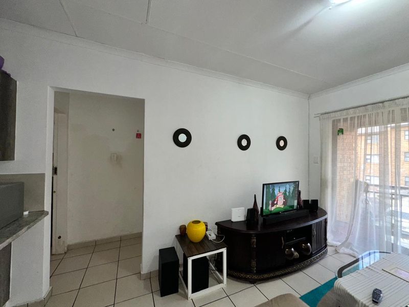 Perfect modern unit curated for a young couple or family - Photo 6